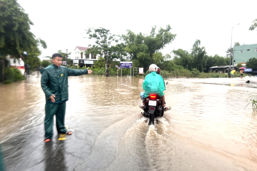 Đường quốc lộ ở Quảng Nam ngập sâu, phương tiện chật vật di chuyển - 2 Đường quốc lộ ở Quảng Nam ngập sâu, phương tiện chật vật di chuyển - 2