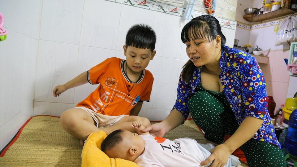 Nữ công nhân xa quê: Lời hứa 10 năm con về đón Tết… vẫn chưa thực hiện - 5 Nữ công nhân xa quê: Lời hứa 10 năm con về đón Tết… vẫn chưa thực hiện - 5
