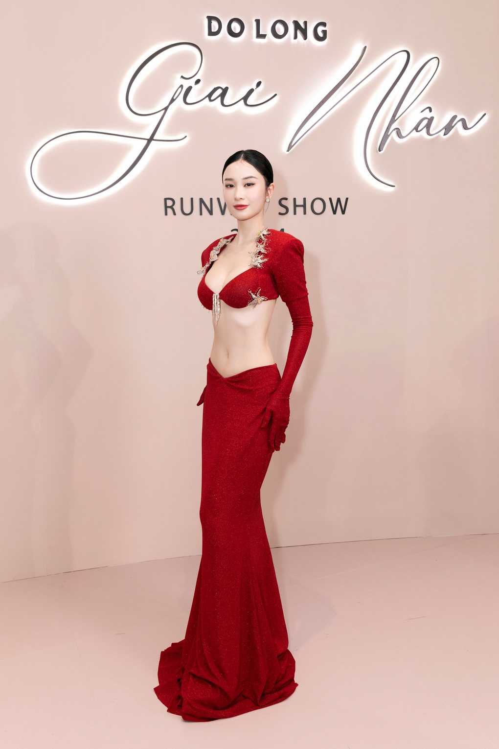 Trấn Thành đi xem show thời trang cùng Hari Won, biểu cảm gây chú ý - 4 Trấn Thành đi xem show thời trang cùng Hari Won, biểu cảm gây chú ý - 4