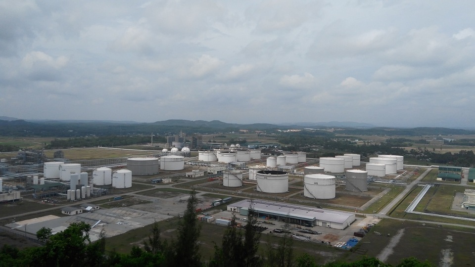 Tình huống đáng ngờ: Có tiền không mua nổi xăng dầu chạy máy - 2