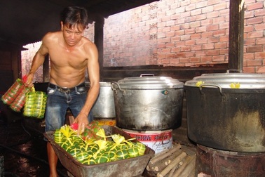 Cận Tết, lò bánh tét Đức Hoà đỏ lửa 24/24 phục vụ "thượng đế"