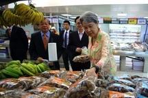 Vợ chồng Thủ tướng Lý Hiển Long dạo thăm siêu thị, tìm hiểu giá cả thực phẩm