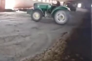 Khi bạn đam mê xe đua, nhưng phải đi lái máy kéo