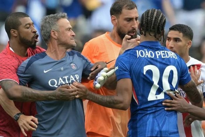 HLV Luis Enrique đối diện với đòn trừng phạt của FIFA vì tát đối thủ - 1