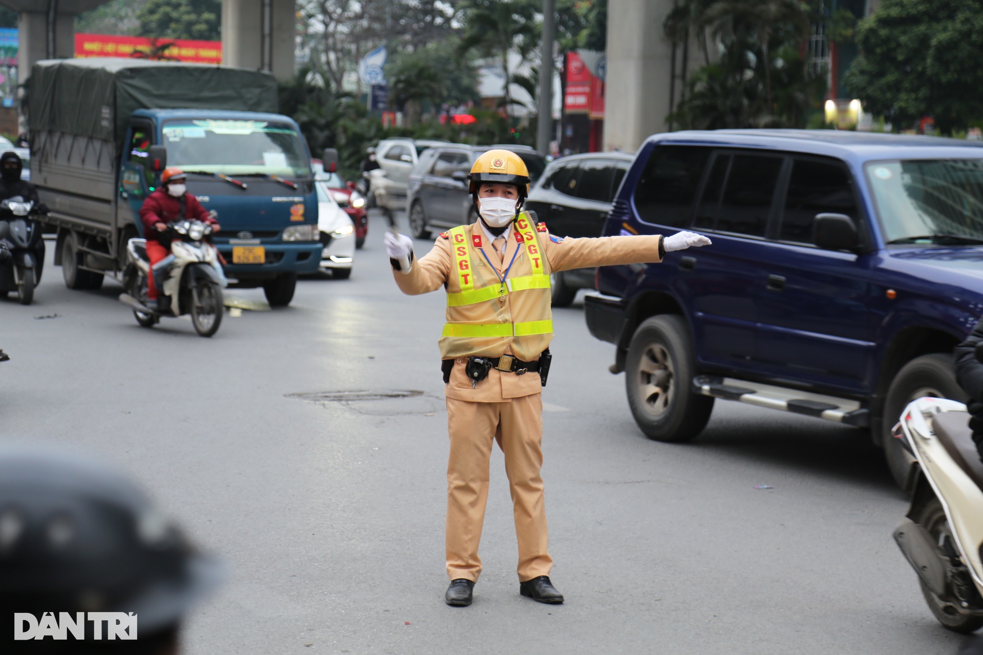 Giao thông Hà Nội ùn tắc ngày giáp Tết, CSGT căng mình phân luồng - 9 Giao thông Hà Nội ùn tắc ngày giáp Tết, CSGT căng mình phân luồng - 9