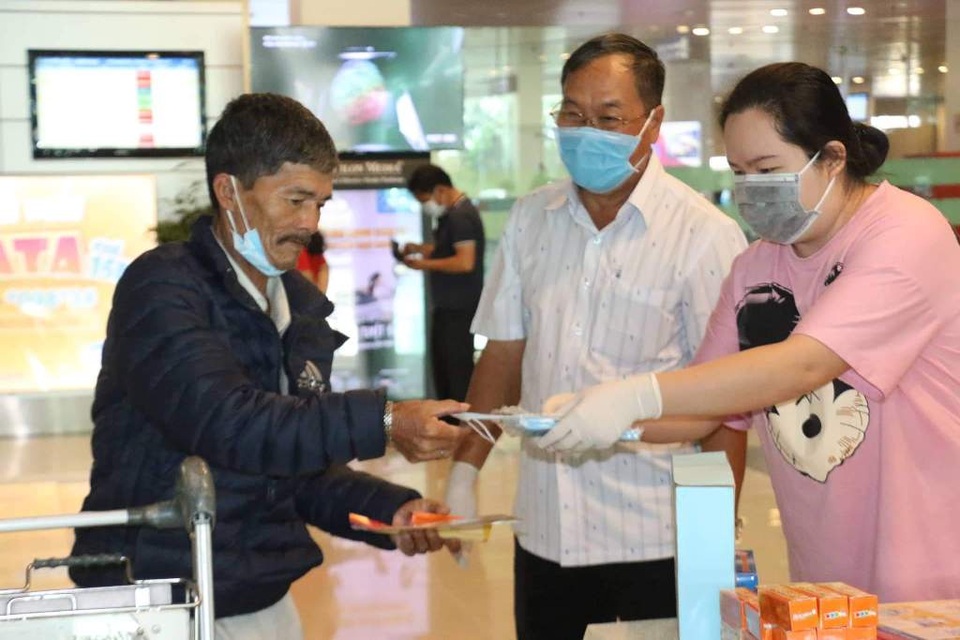 Du khách xuống Sân bay Quốc tế Cần Thơ được nhận khẩu trang - 6 Du khách xuống Sân bay Quốc tế Cần Thơ được nhận khẩu trang - 6
