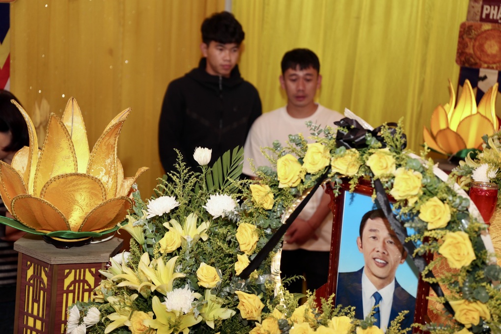 Nước mắt trong tang lễ thành viên CLB Hoàng Anh Gia Lai - 1 Nước mắt trong tang lễ thành viên CLB Hoàng Anh Gia Lai - 1