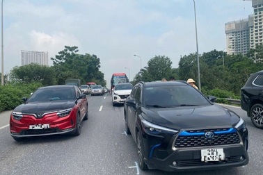 Bốn ô tô va chạm liên hoàn trên đại lộ Thăng Long