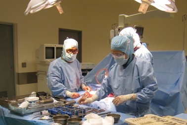 Hội chẩn quốc tế, phẫu thuật cứu đôi chân dị tật hiếm gặp