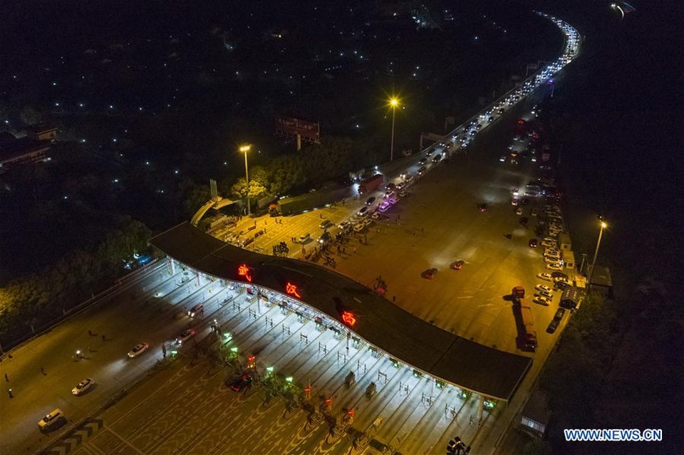 Người dân hối hả di chuyển, đường Vũ Hán ùn tắc sau khi dỡ phong tỏa - 4 Người dân hối hả di chuyển, đường Vũ Hán ùn tắc sau khi dỡ phong tỏa - 4