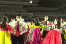 "Biển" người Triều Tiên đeo khẩu trang nhảy múa mừng sinh nhật lãnh tụ