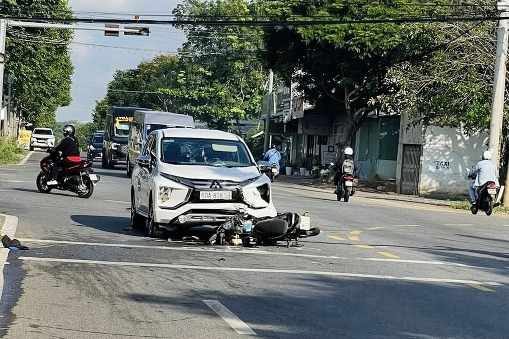 Ô tô vượt đèn đỏ, tông văng người đi xe máy ở TPHCM - 2 Ô tô vượt đèn đỏ, tông văng người đi xe máy ở TPHCM - 2