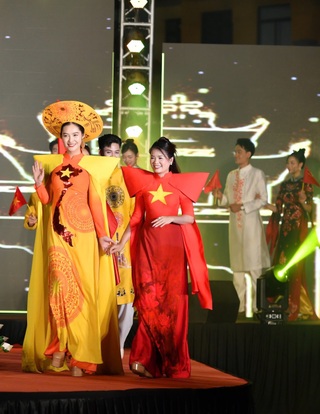 Hoa hậu Nông Thúy Hằng trình diễn áo dài lấy cảm hứng từ dáng hình đất nước - 4