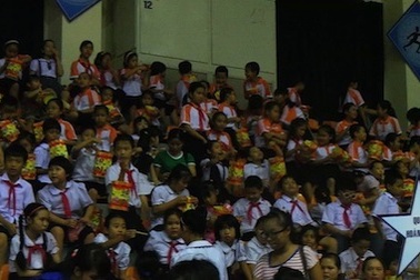 Vui trung thu với 3000 con em công nhân nghèo tại Hà Nội