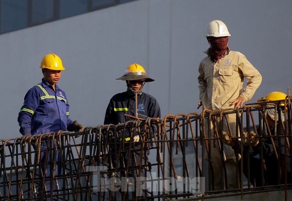 Công nhân phơi mình dưới trời nắng đổ lửa ở Hà Nội - 4