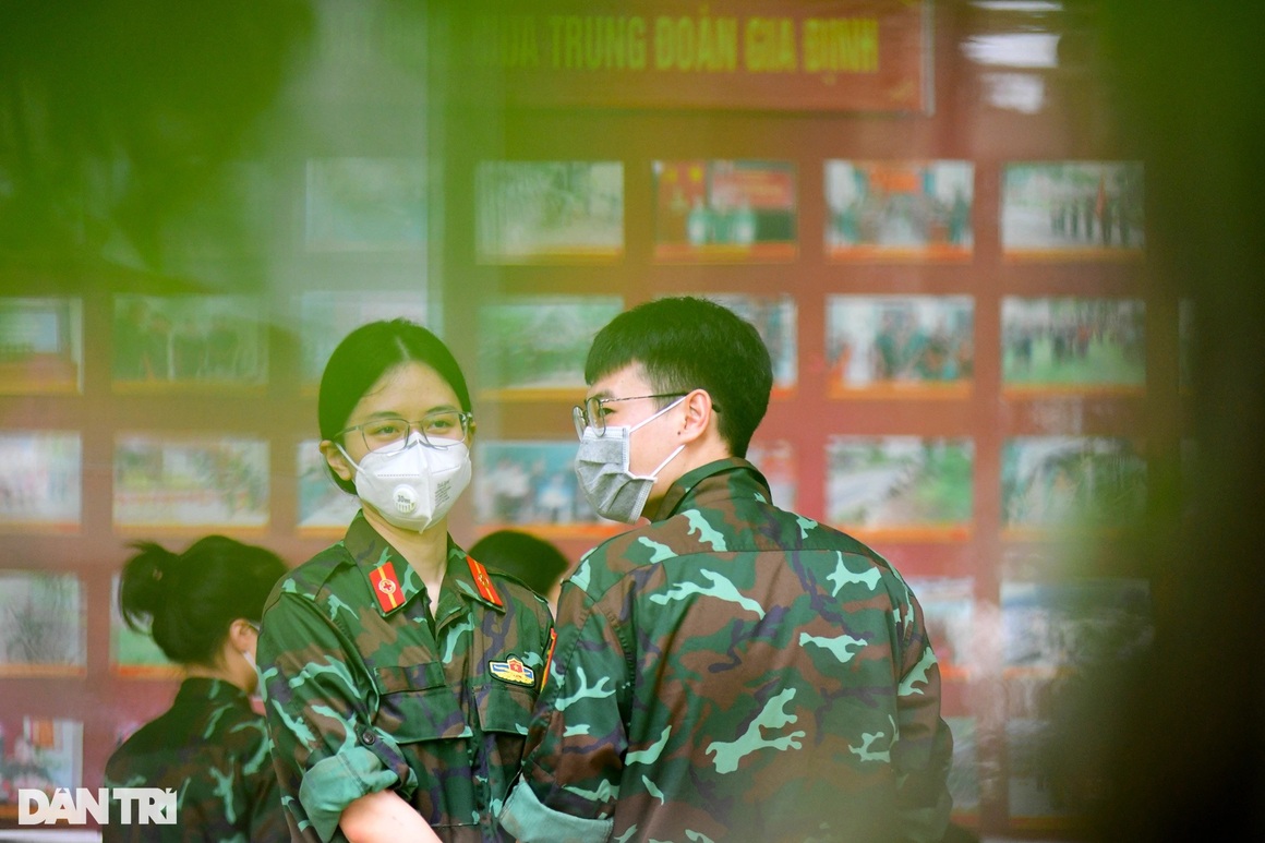 Chiến sĩ quân y quyến luyến, chào tạm biệt người yêu và bạn bè để rời TPHCM - 16 Chiến sĩ quân y quyến luyến, chào tạm biệt người yêu và bạn bè để rời TPHCM - 16