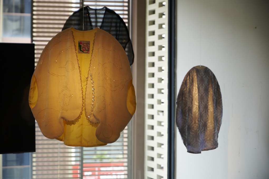 Lụa, giấy dó và gốm lấy cảm hứng sen trong triển lãm tại TPHCM - 4