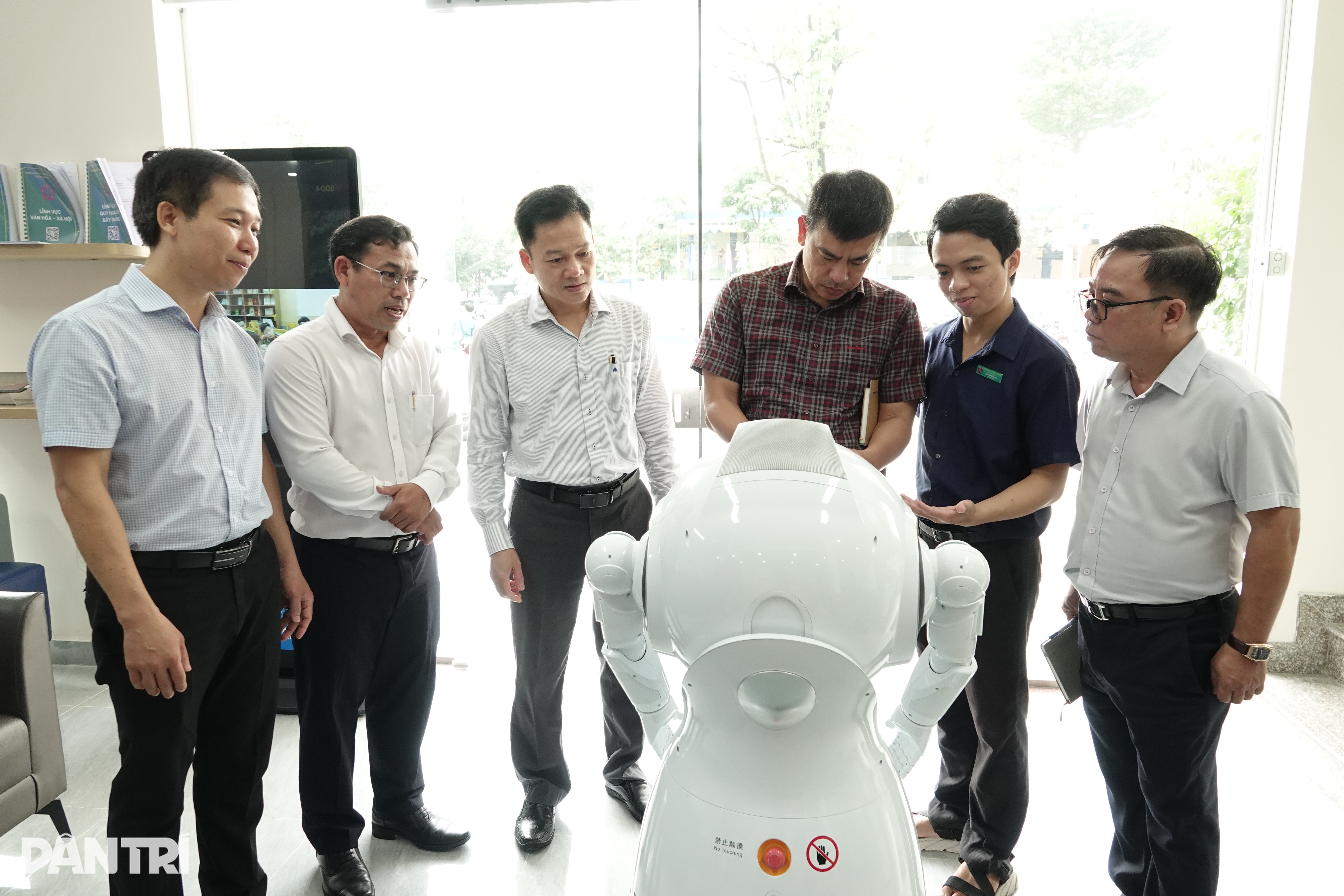Lượng công việc tăng gấp 5 lần, công chức tăng ca đến tối muộn - 8 Lượng công việc tăng gấp 5 lần, công chức tăng ca đến tối muộn - 8