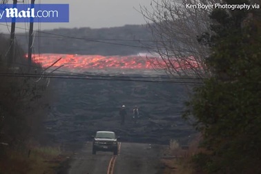 Cận cảnh dòng dung nham núi lửa Hawaii tuôn trào như thác