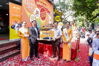 Chương trình "Đón xế sang - Nhận quà vàng": SHB trao xe Lexus ES 250