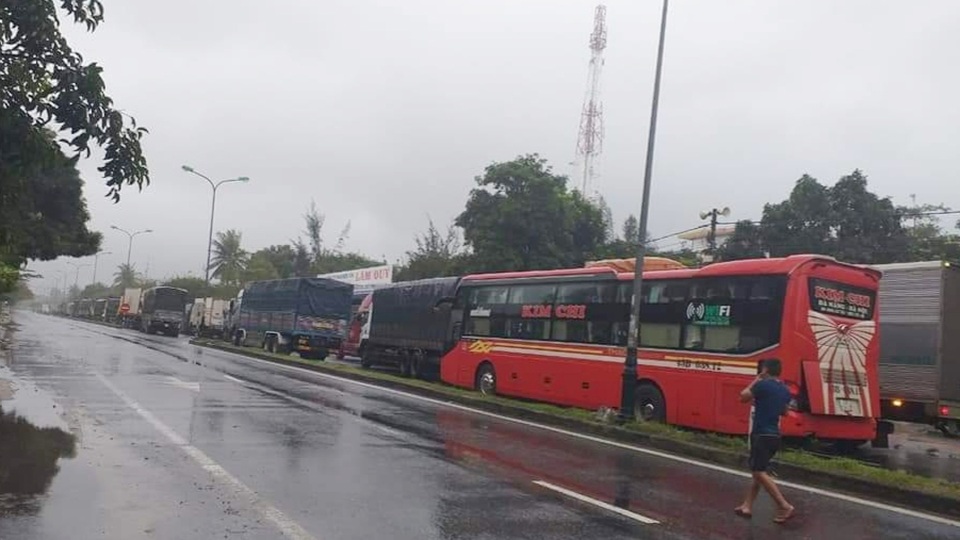 Người dân và CSGT phát đồ ăn cho tài xế, hành khách mắc kẹt trên Quốc lộ 1 - 2 Người dân và CSGT phát đồ ăn cho tài xế, hành khách mắc kẹt trên Quốc lộ 1 - 2