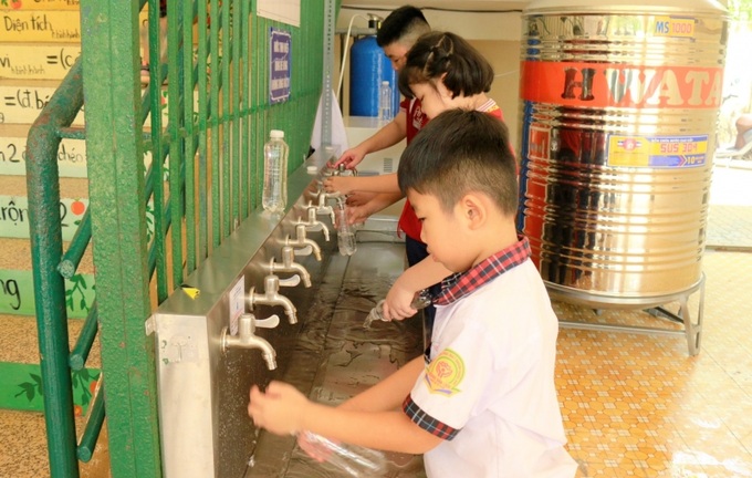 Học sinh sử dụng nước sạch từ chương trình.