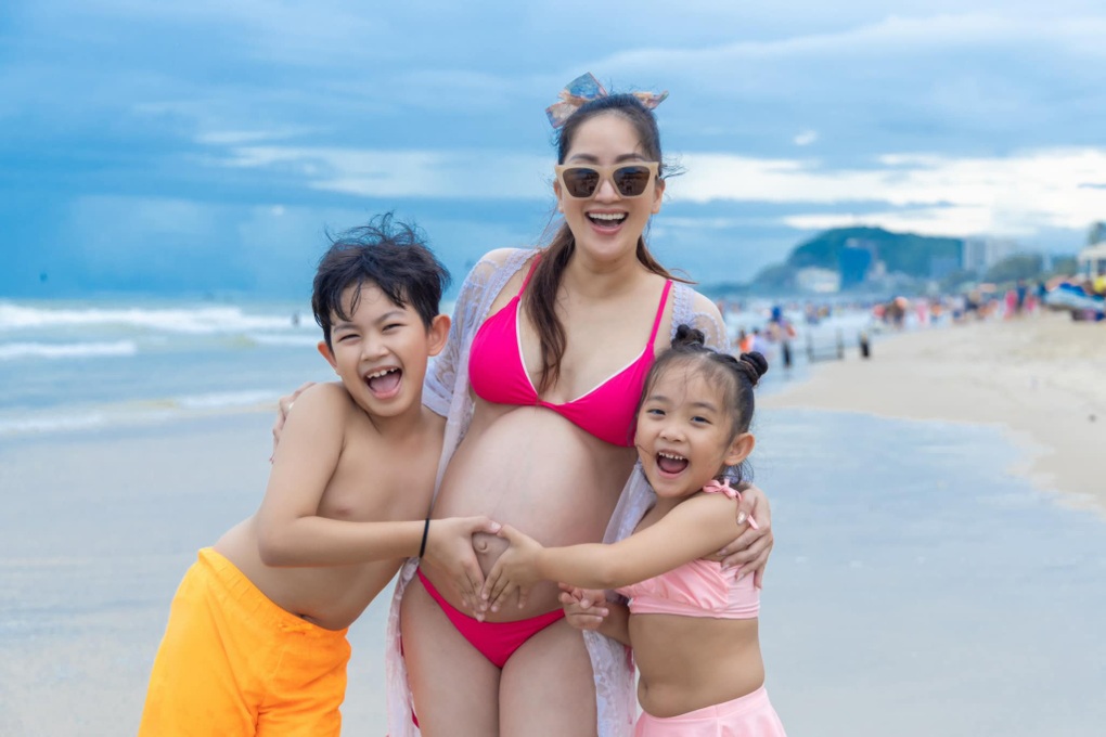 Khánh Thi mang bầu lần 3: Sắp sinh vẫn khoe dáng gợi cảm, ông xã cưng chiều - 3 Khánh Thi mang bầu lần 3: Sắp sinh vẫn khoe dáng gợi cảm, ông xã cưng chiều - 3
