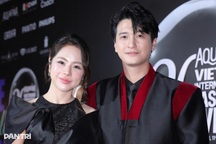 Huỳnh Anh và vợ hơn 6 tuổi mặc đồ đôi, tình tứ trên thảm đỏ ở Hà Nội