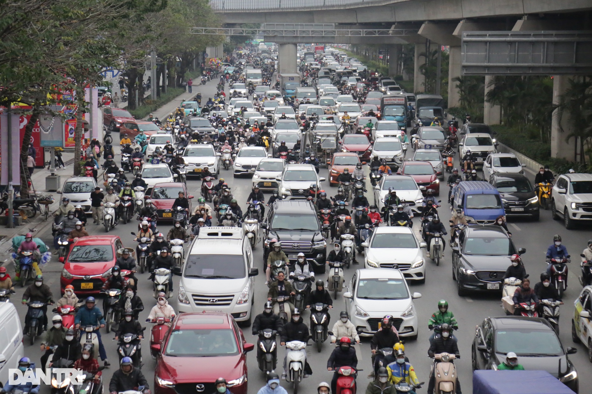 Giao thông Hà Nội ùn tắc ngày giáp Tết, CSGT căng mình phân luồng - 1 Giao thông Hà Nội ùn tắc ngày giáp Tết, CSGT căng mình phân luồng - 1