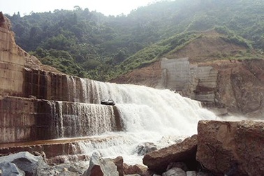 Vỡ đập thủy điện Đak Rông 3: Lộ bêtông trộn đất và gỗ mục