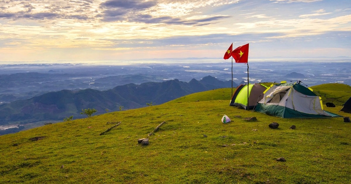 View - Ngắm thảo nguyên xanh mướt, điểm trekking lý tưởng ở Thanh Hóa | Báo Dân trí