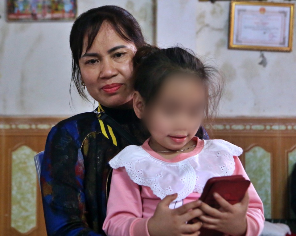 Người nhìn thấy 2 chị em bị bỏ rơi ở bờ đê mong nhận các cháu làm con nuôi - 2 Người nhìn thấy 2 chị em bị bỏ rơi ở bờ đê mong nhận các cháu làm con nuôi - 2