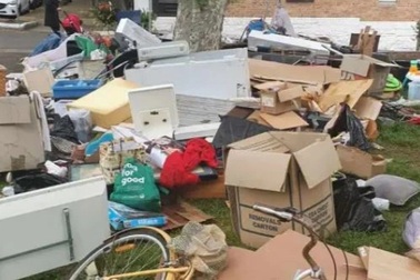 Thu nhập "khủng" của chàng trai quanh năm đi bới rác giữa phố