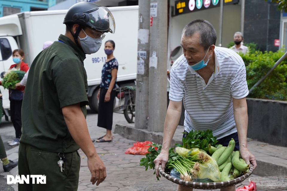 Tiểu thương chợ cóc chạy tán loạn khi lực lượng chức năng đi kiểm tra xử lý - 5 Tiểu thương chợ cóc chạy tán loạn khi lực lượng chức năng đi kiểm tra xử lý - 5
