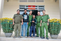 Cháu bé 15 tuổi trở về nhà an toàn sau 6 ngày lạc trong rừng