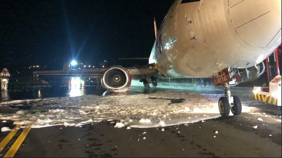 Máy bay Boeing chở 88 người tiếp đất tóe lửa trên đường băng - 1 Máy bay Boeing chở 88 người tiếp đất tóe lửa trên đường băng - 1