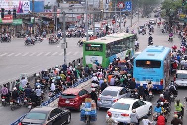 Hà Nội: Một ngày hỗn loạn của buýt nhanh BRT