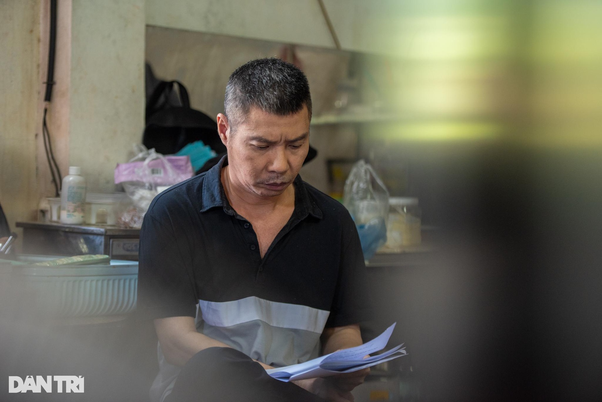 NSND Công Lý ăn cơm hộp, xúc động đọc kịch bản vào vai bố vợ khó tính - 4 NSND Công Lý ăn cơm hộp, xúc động đọc kịch bản vào vai bố vợ khó tính - 4