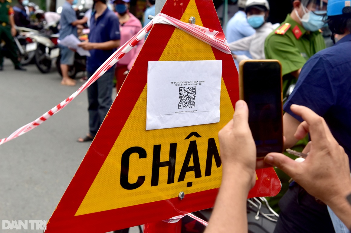 Xe cộ ùn ùn chờ khai báo di biến động dân cư tại chốt kiểm soát ở Sài Gòn - 5 Xe cộ ùn ùn chờ khai báo di biến động dân cư tại chốt kiểm soát ở Sài Gòn - 5