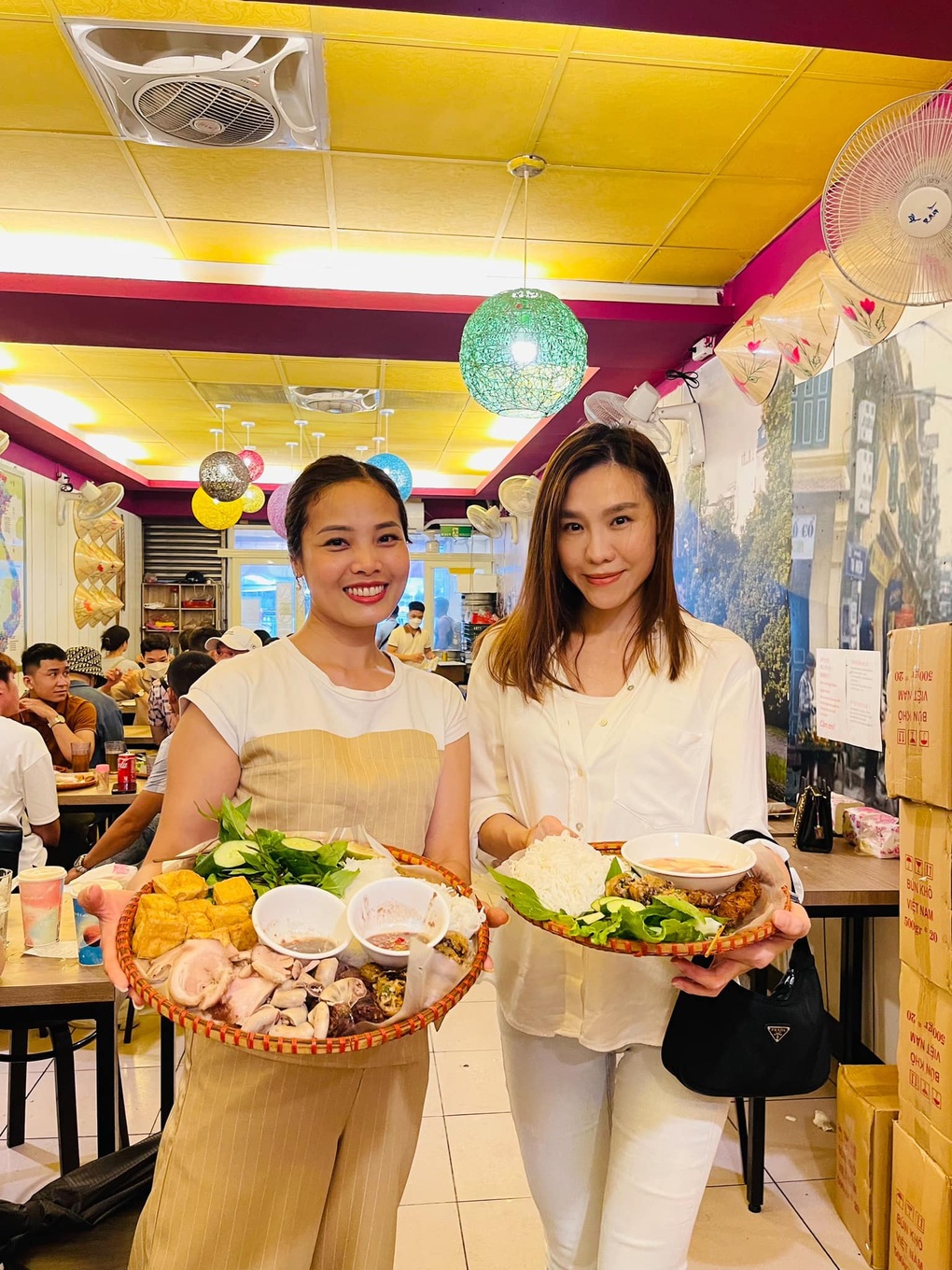 Bà chủ Việt ở Đài Loan 7 năm mở tiệc tất niên đãi đồng hương xa xứ - 4 Bà chủ Việt ở Đài Loan 7 năm mở tiệc tất niên đãi đồng hương xa xứ - 4