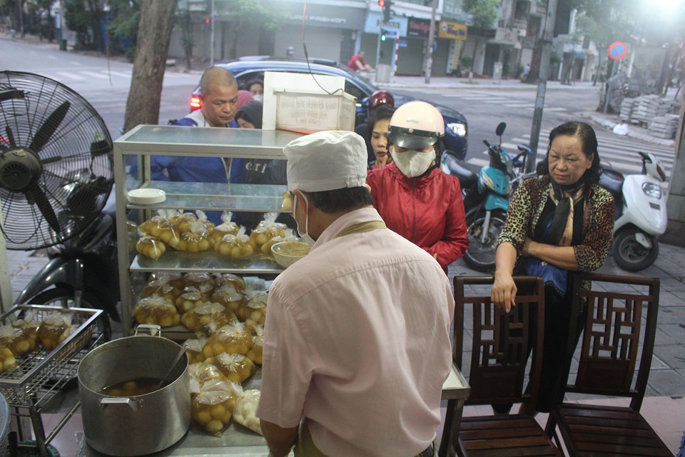 Người Hà Nội dậy từ 5 giờ sáng, bịt mặt, xếp hàng mua bánh trôi bánh chay - 2 Người Hà Nội dậy từ 5 giờ sáng, bịt mặt, xếp hàng mua bánh trôi bánh chay - 2
