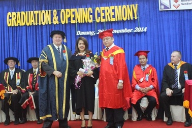 8 sinh viên tốt nghiệp khóa liên kết đào tạo với ĐH Sunderland