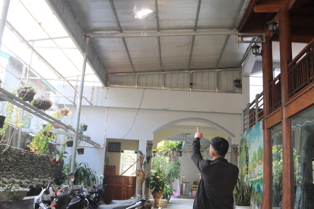 Doanh nghiệp nổ mìn phá đá gây nứt toác, thủng mái nhà dân? - 4 Doanh nghiệp nổ mìn phá đá gây nứt toác, thủng mái nhà dân? - 4