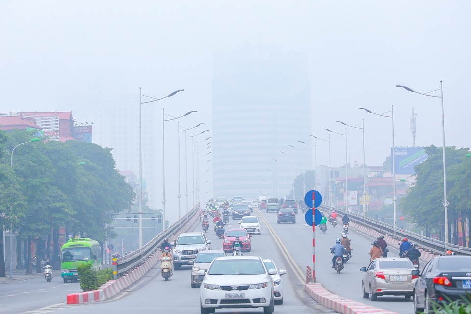 Hà Nội: Sương mù bao phủ dày đặc, các tòa nhà cao tầng bất ngờ biến mất - 2 Hà Nội: Sương mù bao phủ dày đặc, các tòa nhà cao tầng bất ngờ biến mất - 2