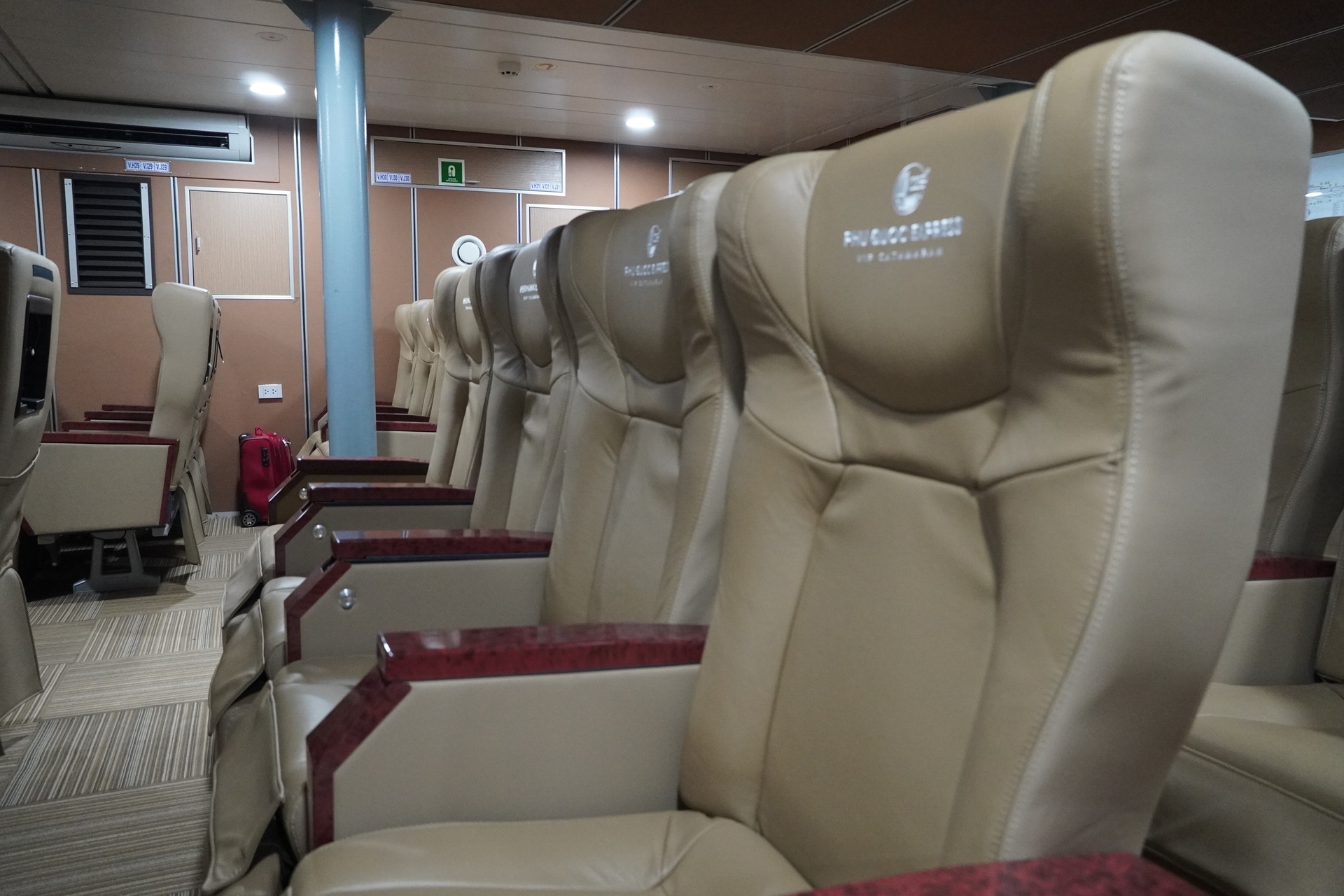 Khám phá tàu cao tốc lớn nhất Việt Nam từ Vũng Tàu đi Côn Đảo - 6 Khám phá tàu cao tốc lớn nhất Việt Nam từ Vũng Tàu đi Côn Đảo - 6