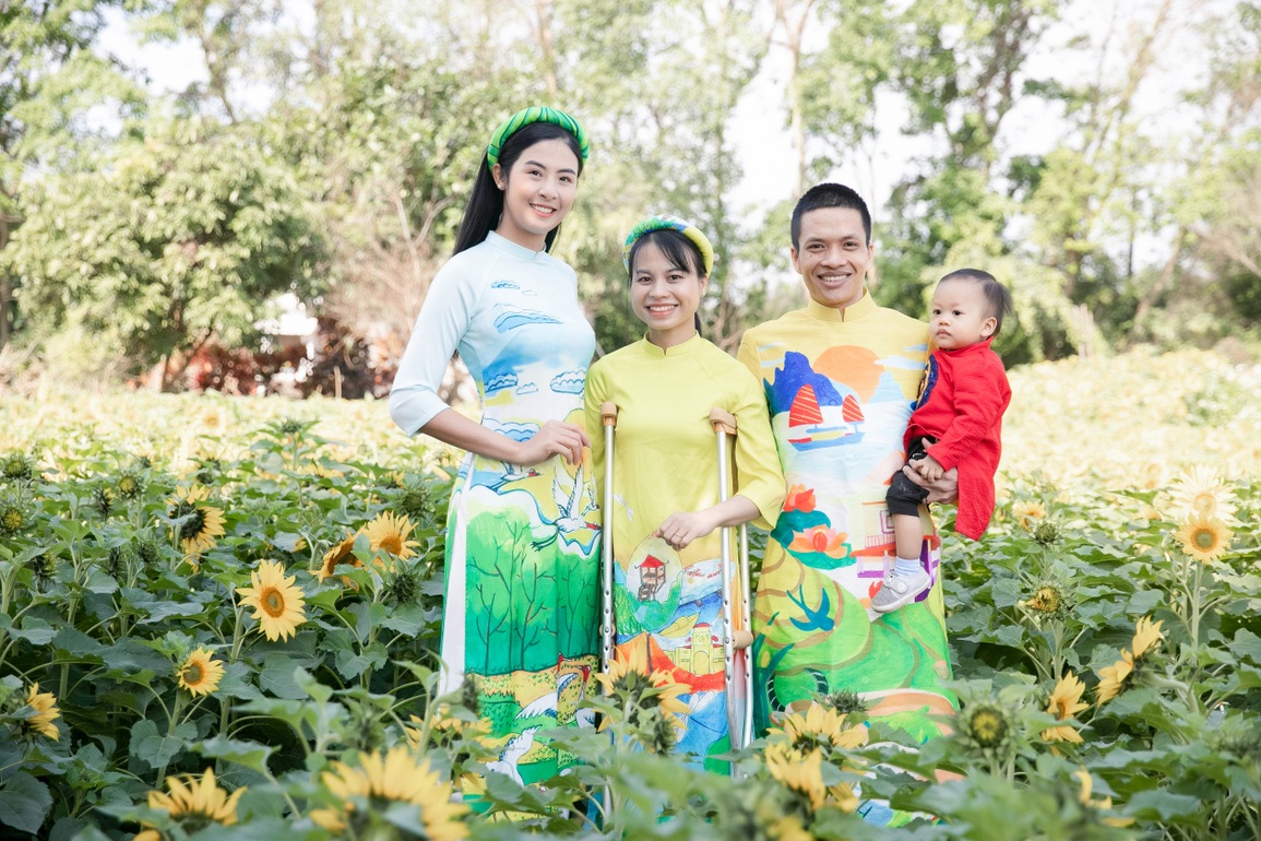 BTV Thu Hà, Mai Ngọc VTV khoe dáng chuẩn với áo dài Ngọc Hân - 9 BTV Thu Hà, Mai Ngọc VTV khoe dáng chuẩn với áo dài Ngọc Hân - 9