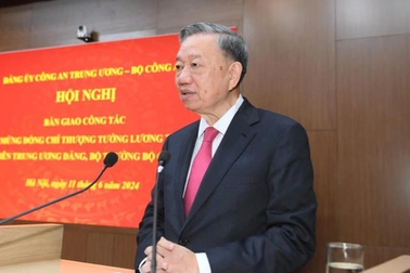 Bàn giao công tác giữa Đại tướng Tô Lâm và Thượng tướng Lương Tam Quang