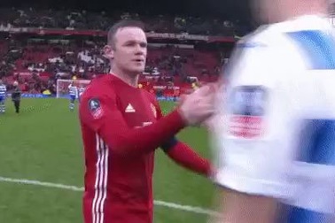 Wayne Rooney bị "từ chối" đổi áo trên sân