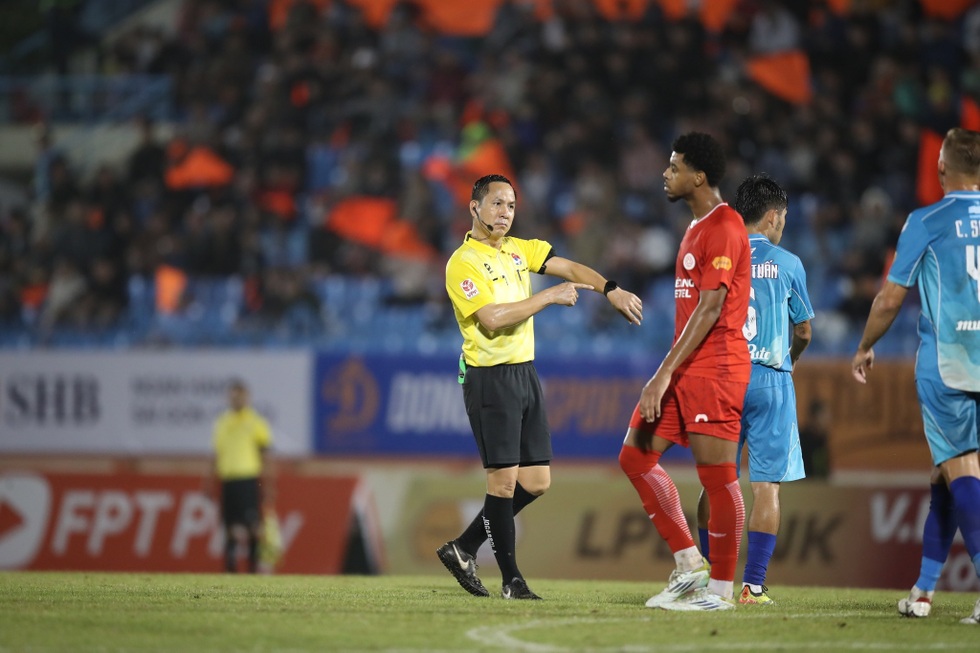Chuyên gia: Trọng tài V-League non nớt, nhưng HLV cần tôn trọng cuộc chơi - 2 Chuyên gia: Trọng tài V-League non nớt, nhưng HLV cần tôn trọng cuộc chơi - 2