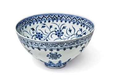 Bát sứ mua ở chợ đồ cũ với giá hời, bán ra được hơn 11,5 tỷ đồng